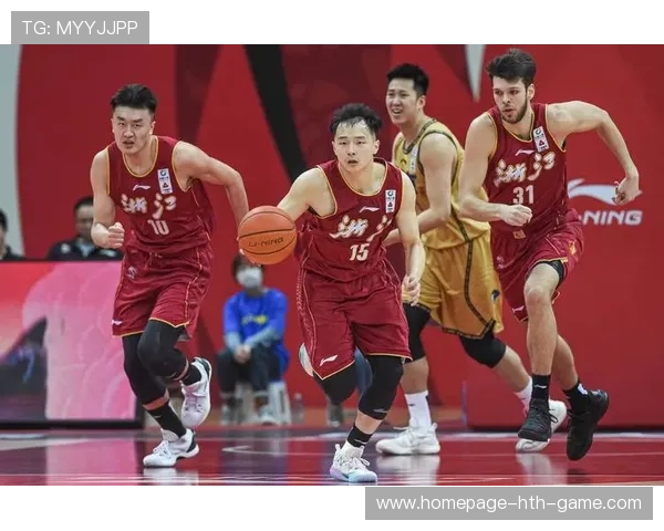 球员在赛后称赞队友并强调团队篮球理念，篮球比赛中,队员或教练员因表现恶劣